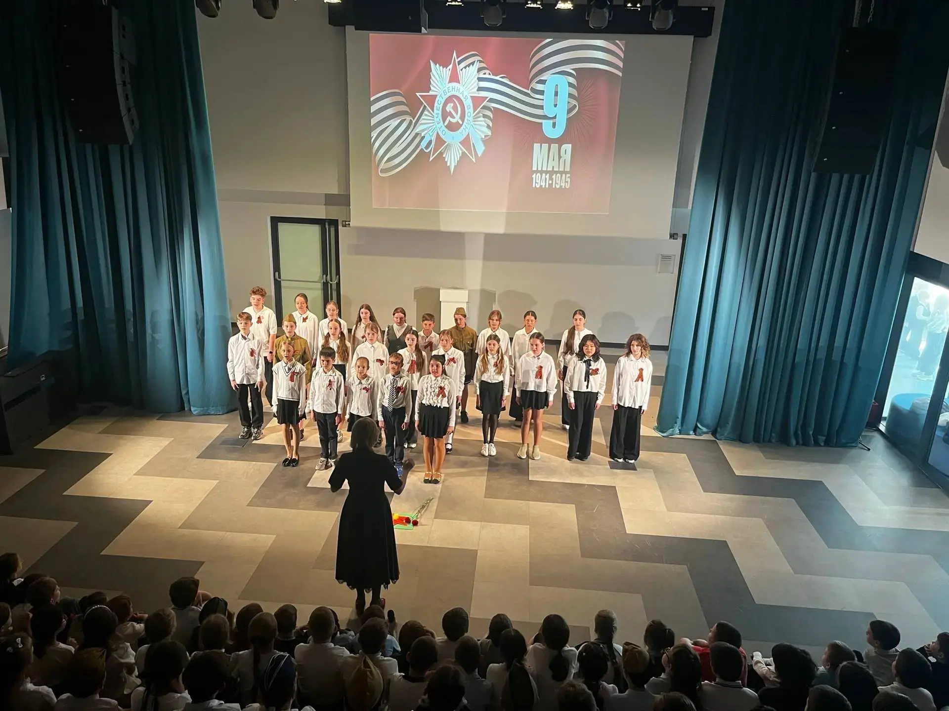 🎖️Голоса Победы: от детского шёпота до силы школьного хора  📍 Академика Челомея, 6А  🕊️Актовый зал н