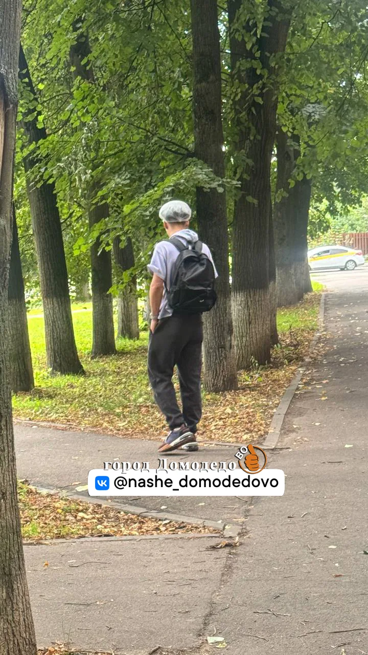 Мужчина гуляет в шапке невидимке около паспортного  стола🥷