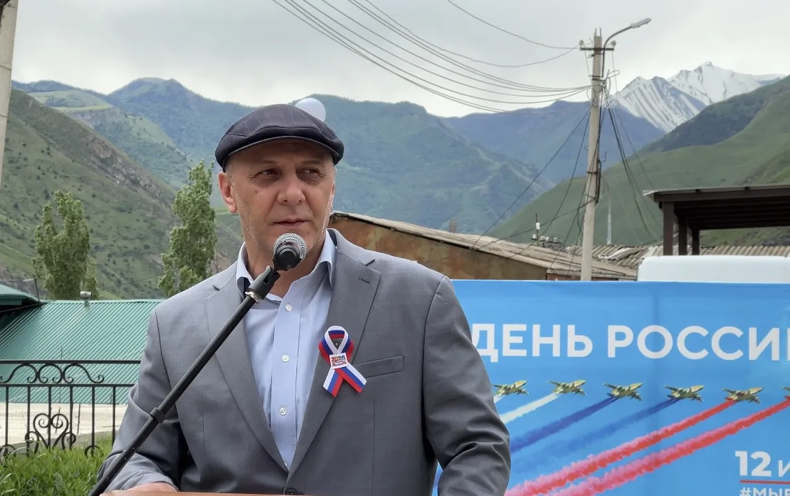 Дорогие жители Чародинского района!

Поздравляю вас с Днём России — праздником нашей страны, её мног