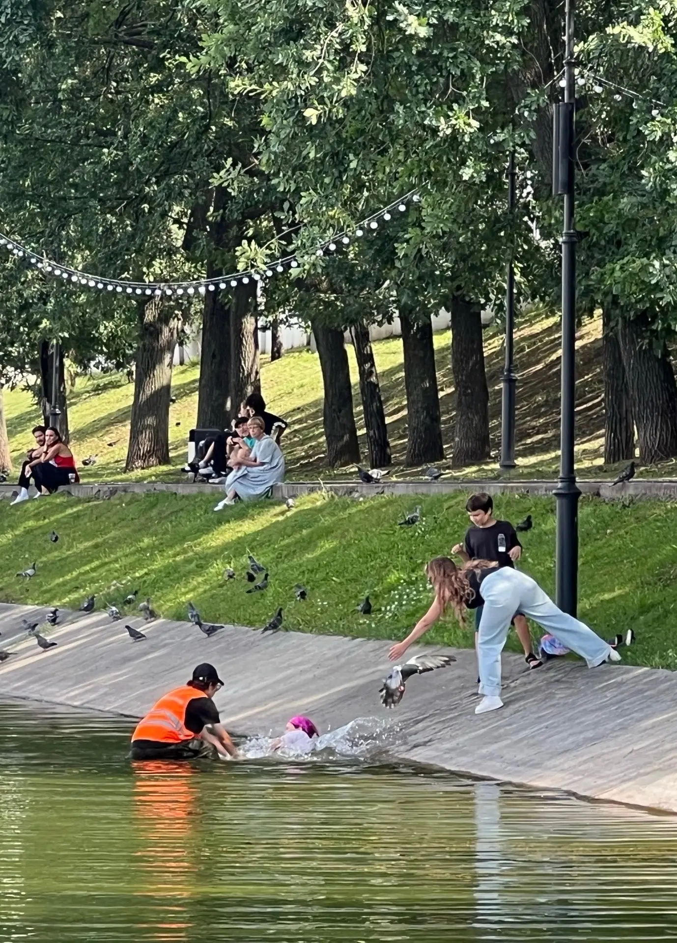 👏 Добро рядом! 
 
В парке «Чёрное озеро» девушка случайно упала в воду — прохожие тут же подоспели 