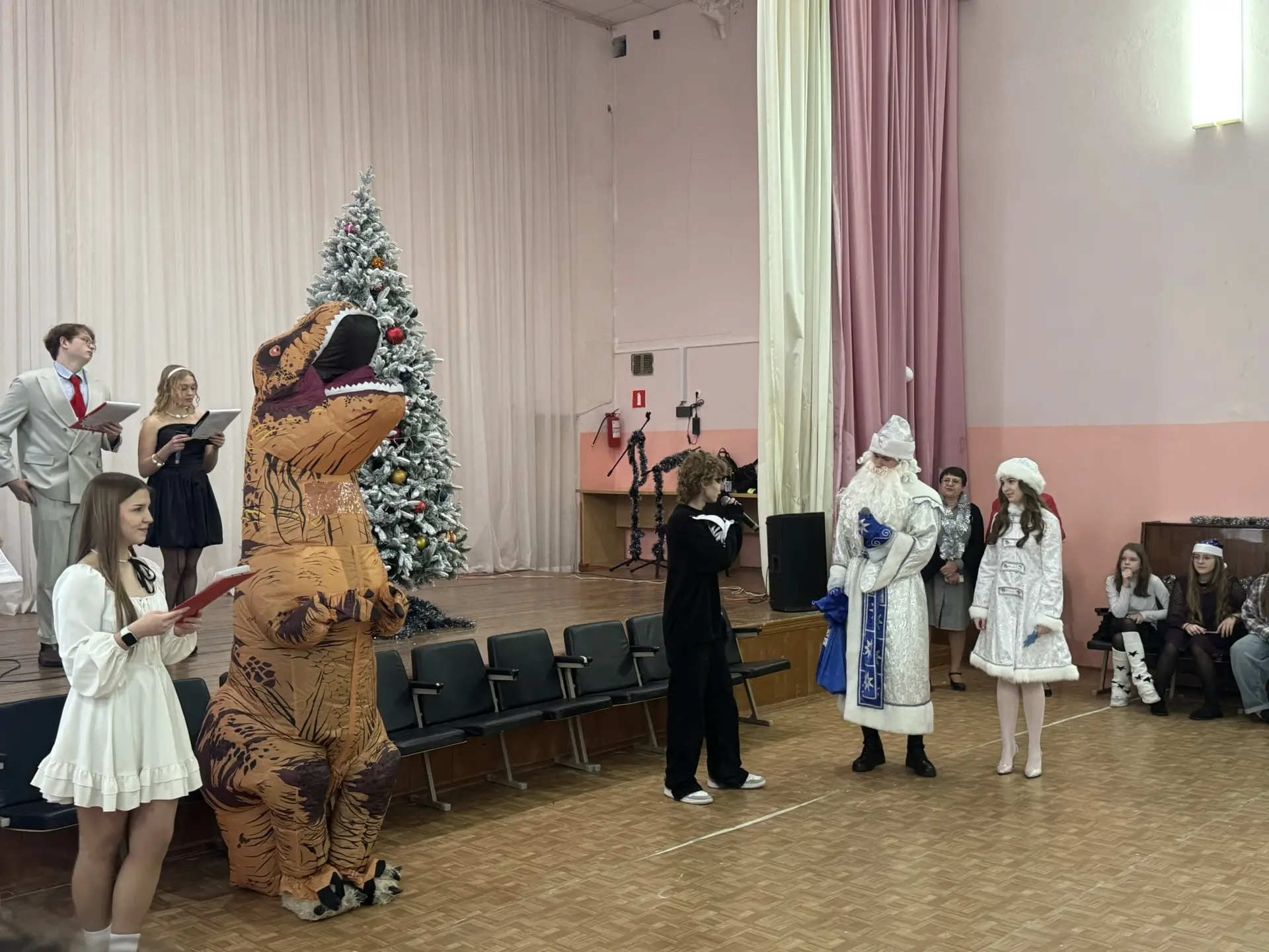 Скоро Новый год! 🎄 В нашей школе совместно с детским самоуправлением во всех классах прошли новогодн