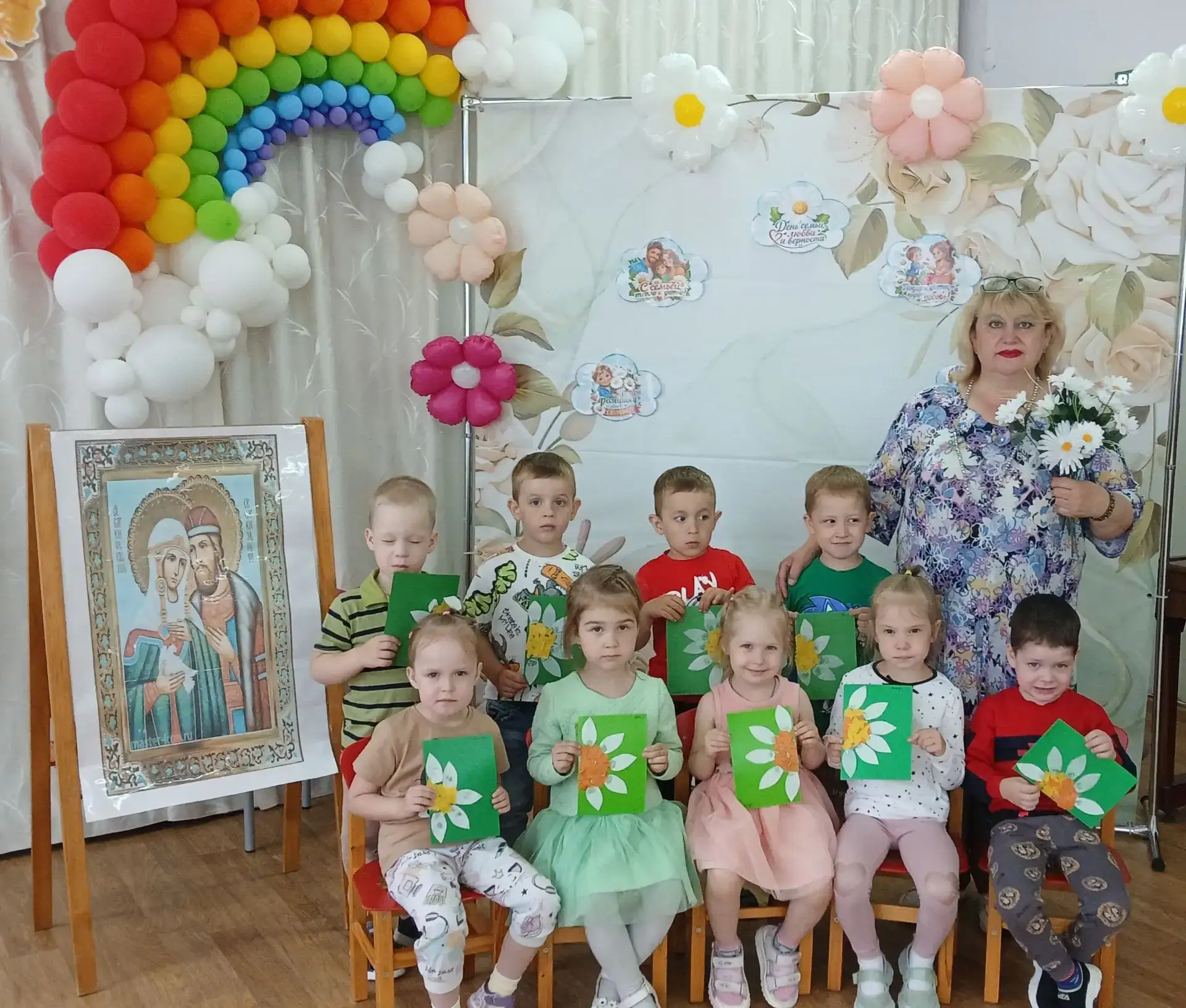 В честь прекрасного праздника — Дня семьи, любви и верности — малыши из первой младшей группы «Солны