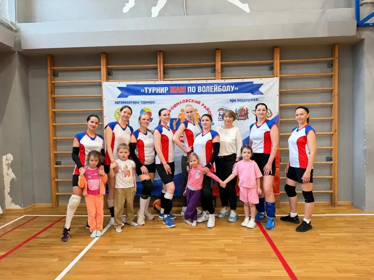 🏐🏆 Отличные новости! Команда мам из МБДОУ № 74 приняла активное участие в соревнованиях по волейбо