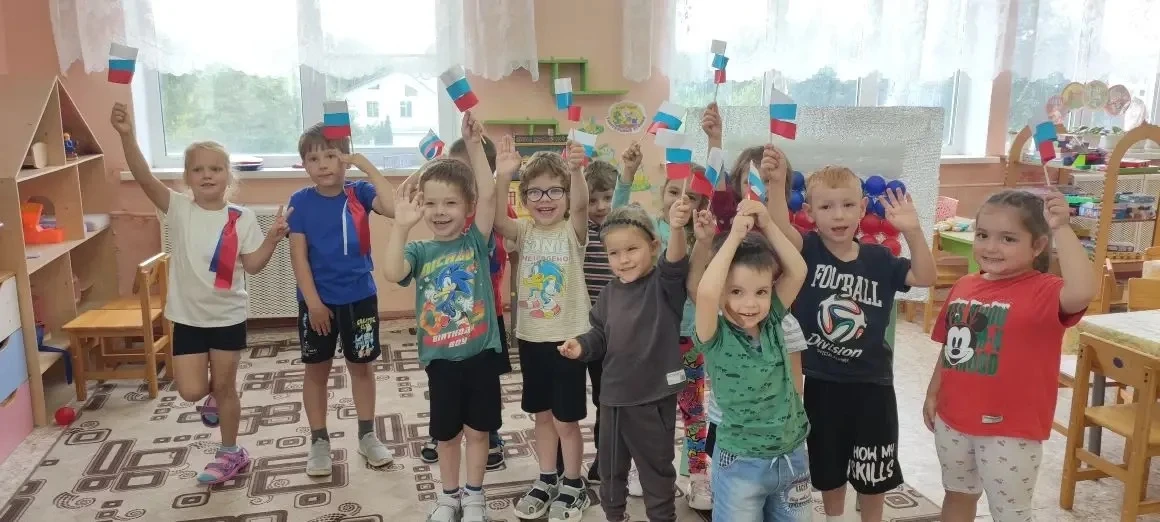 В рамках празднования Дня Государственного флага Российской Федерации в детском саду пр...