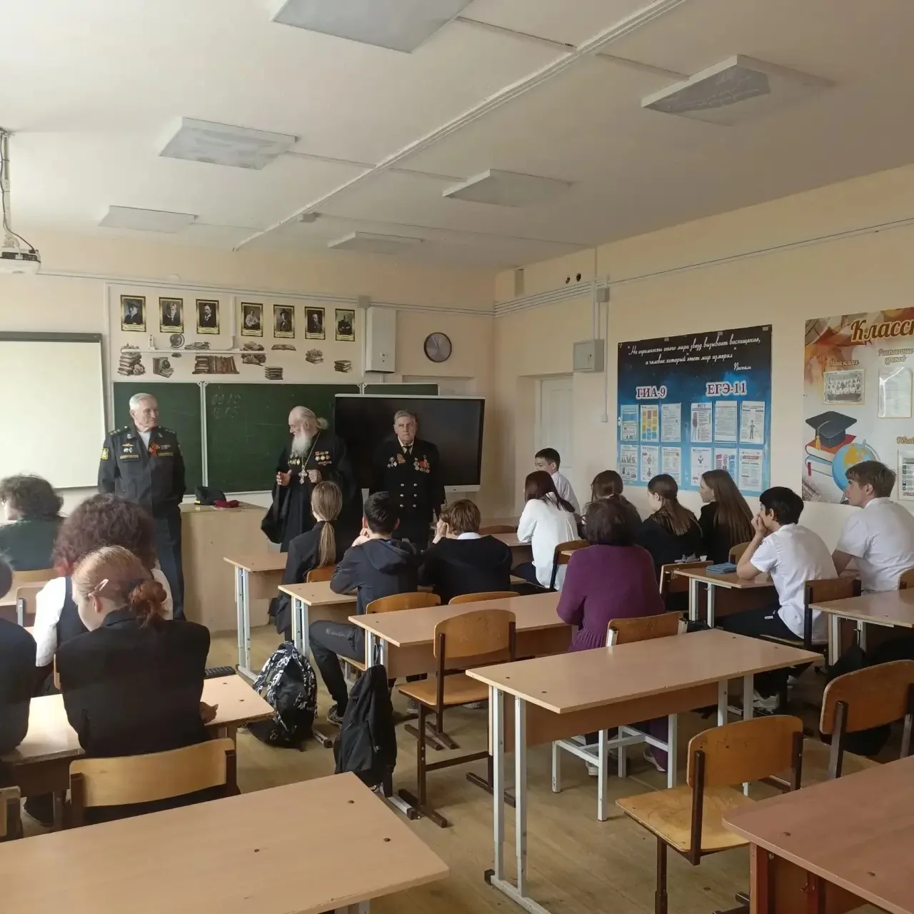 Сегодня в 8 "И" классе прошел Урок мужества, посвященный Дню памяти великого русского полководца Але