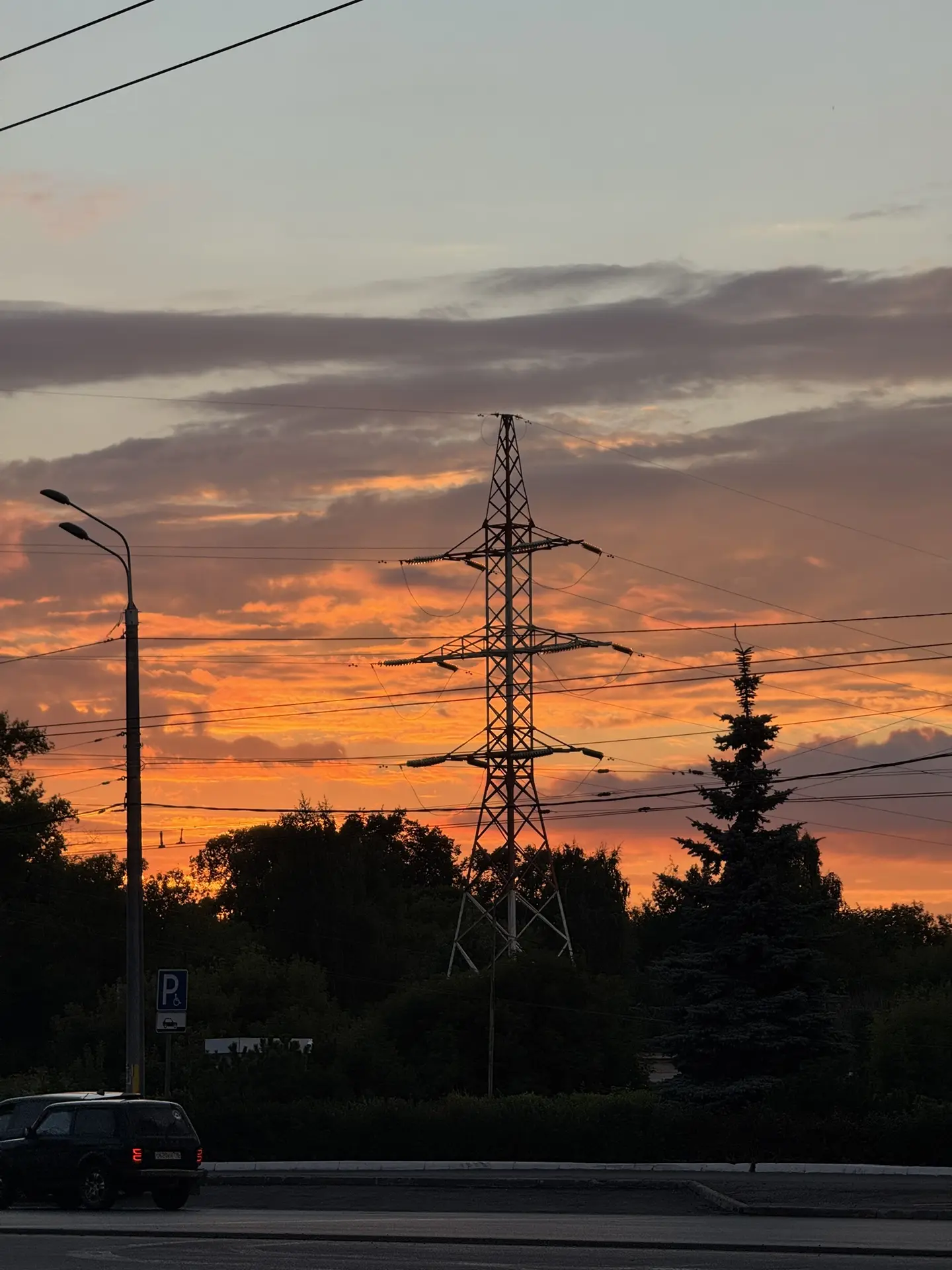 А вечером вышли прогуляться и поймали вот такой закат! 🌅