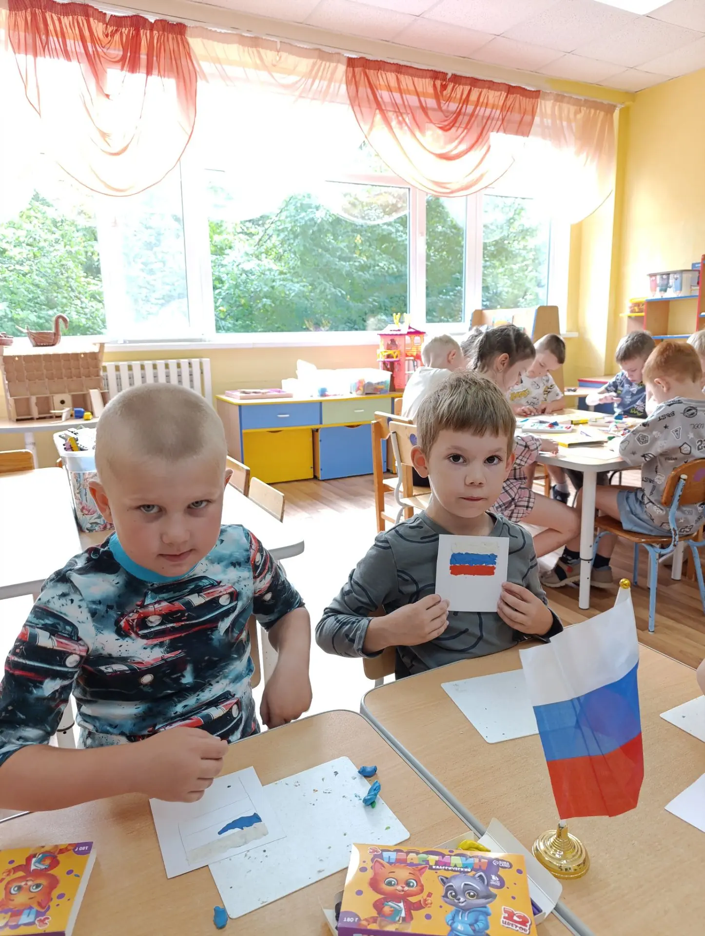 Сегодня в подготовительной группе прошел интересный мастер- класс по лепке "Флаг нашей ...