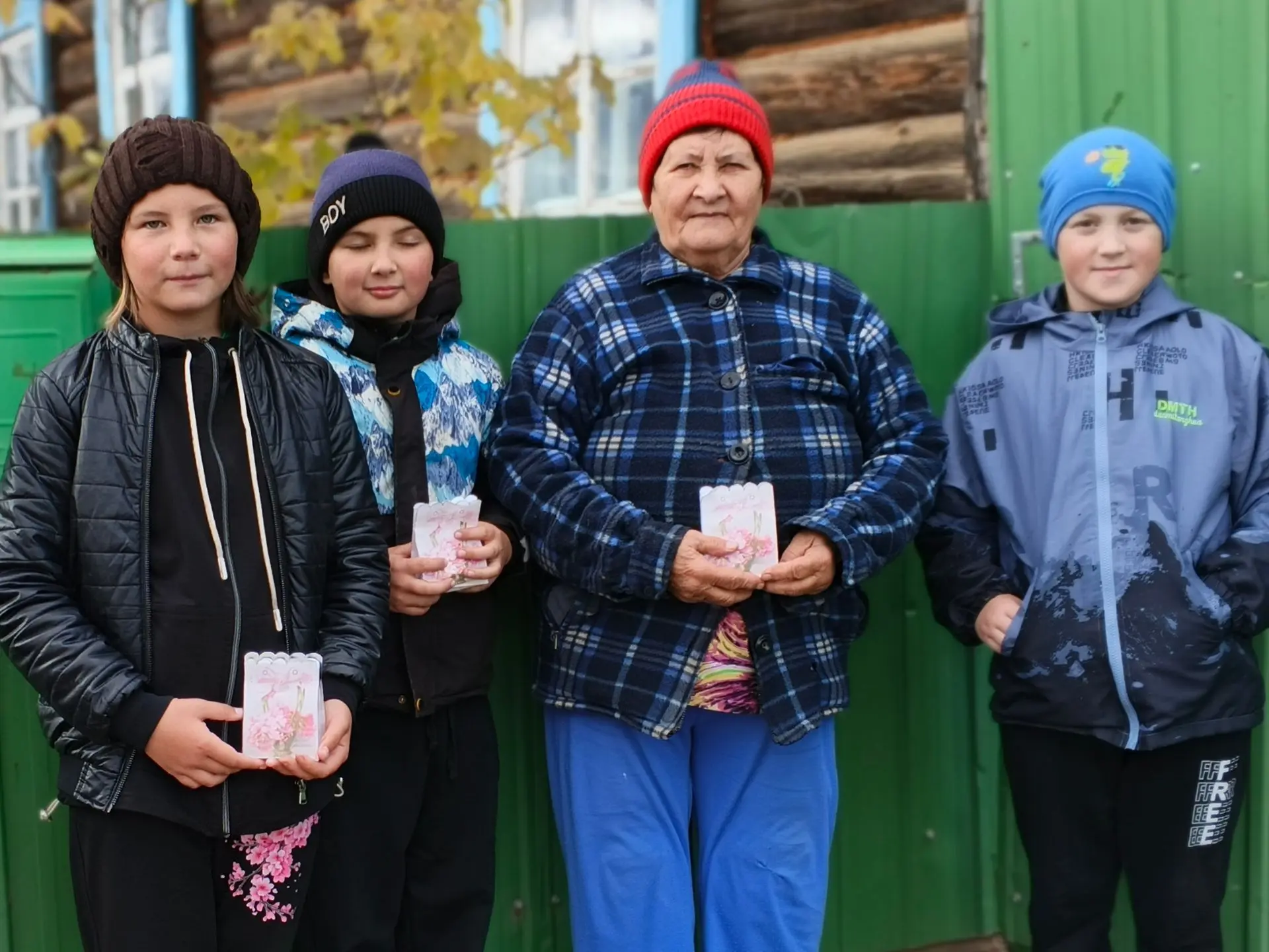 Доброта в каждом шаге: 5 класс поздравил пожилых людей с праздником 👵👴🍬