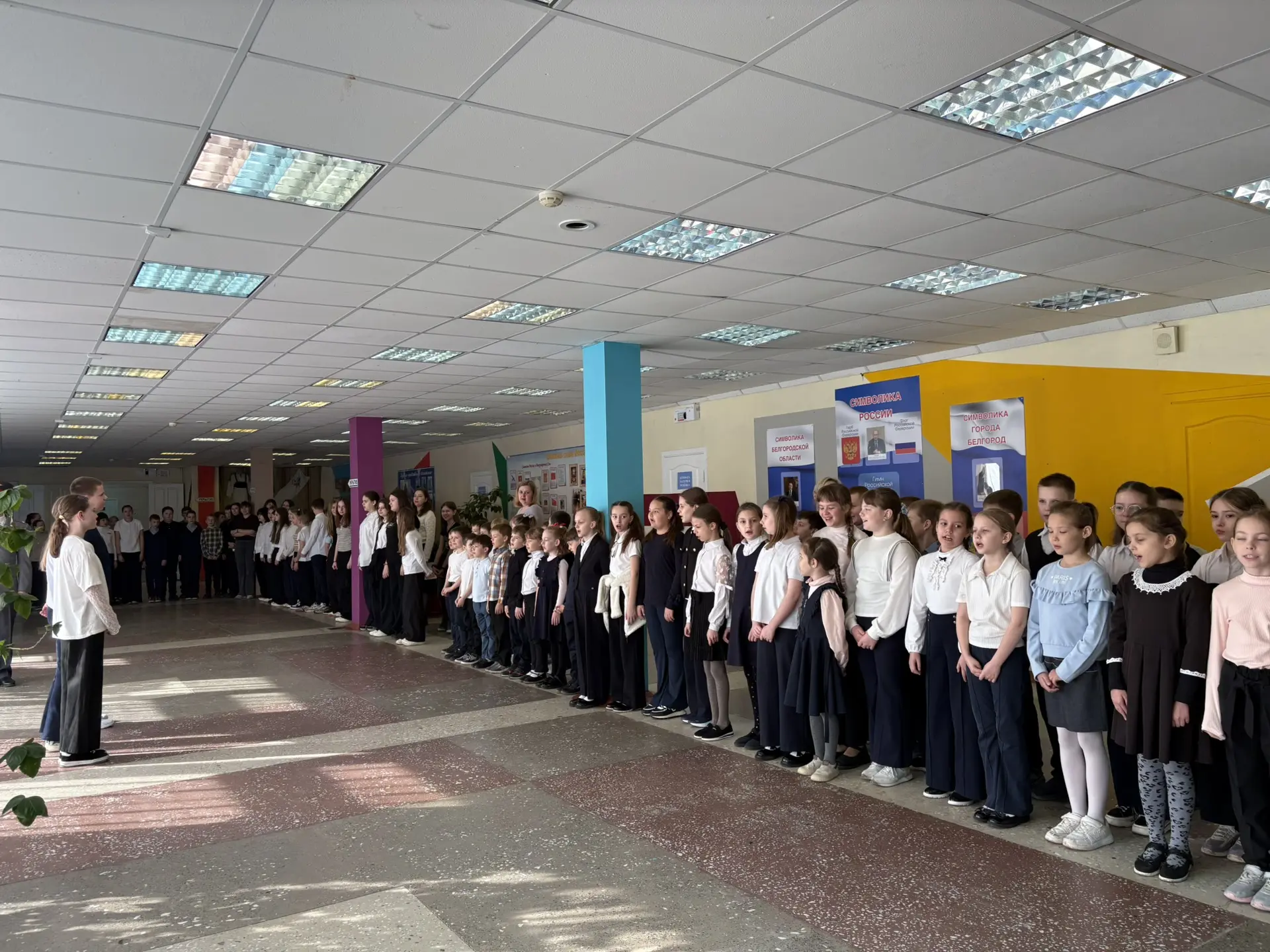 В понедельник, традиционно прошёл торжественный подъём флага. Этот день был посвящён теме космоса и 