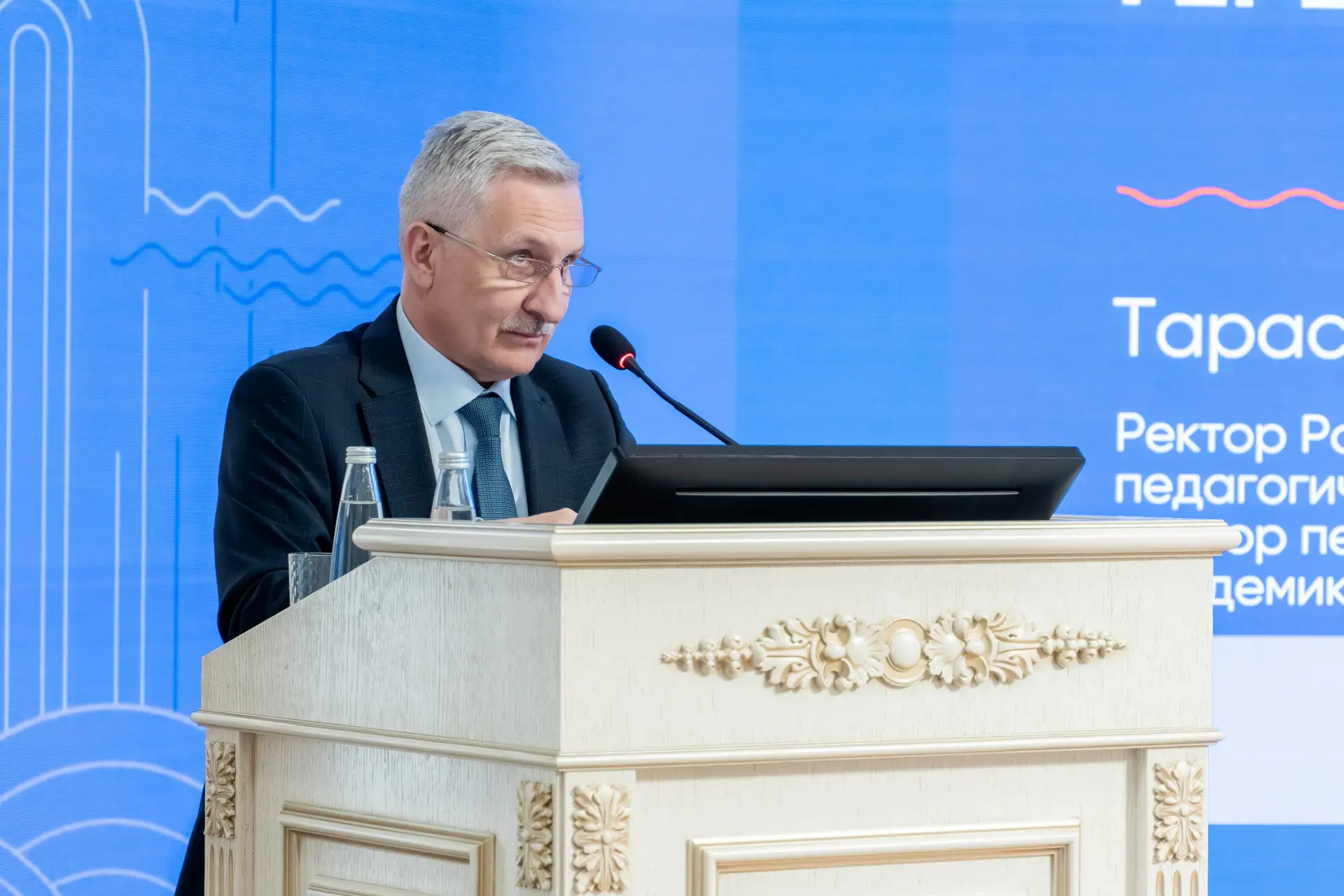 На пленарном заседании форума Министр просвещения РФ Сергей Кравцов подчеркнул, что русский язык и л