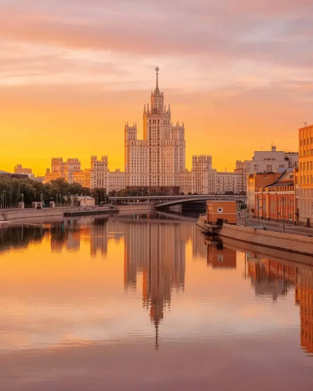 😍 Небо над Москвой окрасил невероятный закат