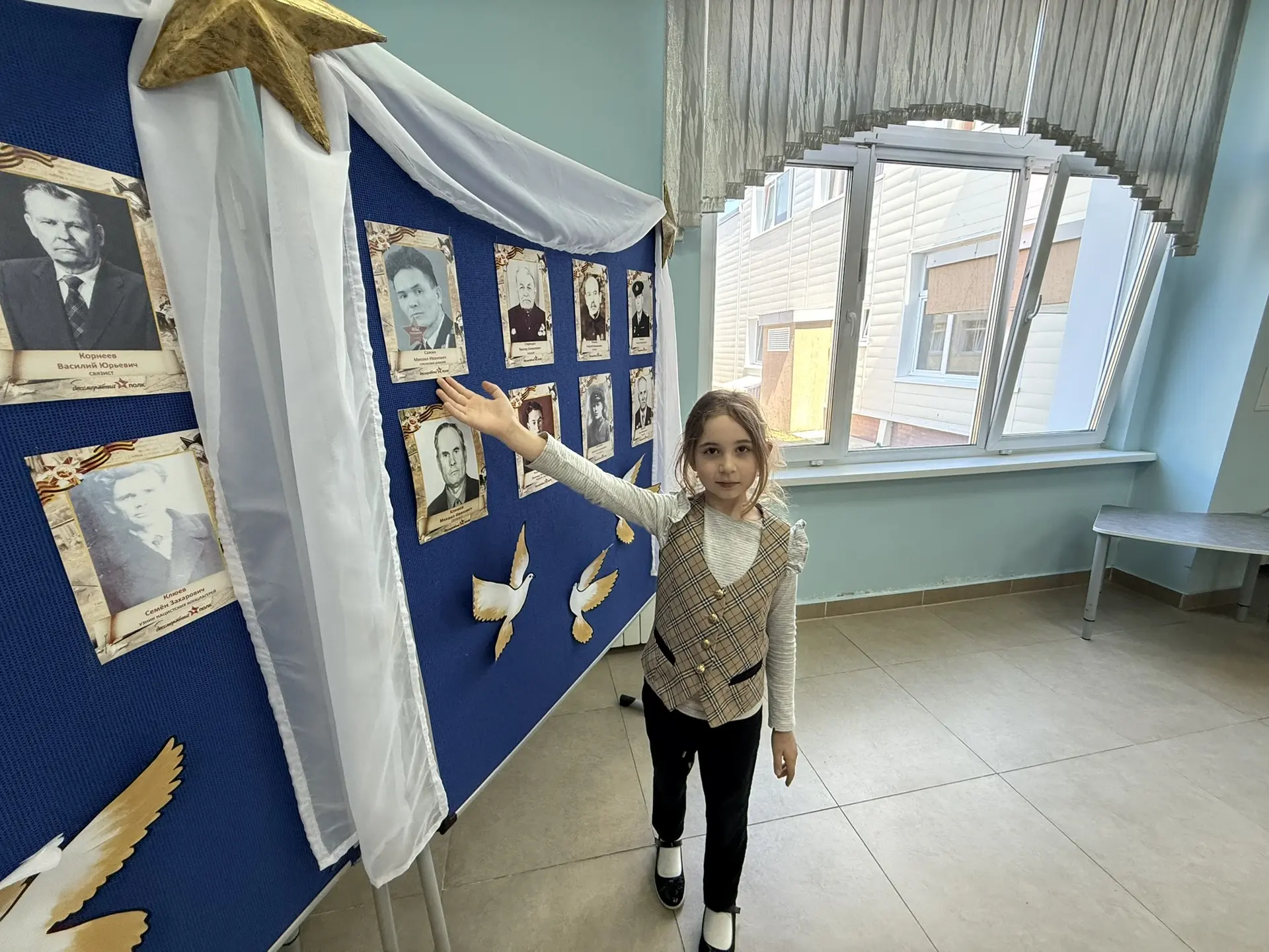 Стена памяти: лица героев в нашей школе  🎖️📸В холле начальной школы МАОУ СОШ №6 г Южно-Сахалинска по