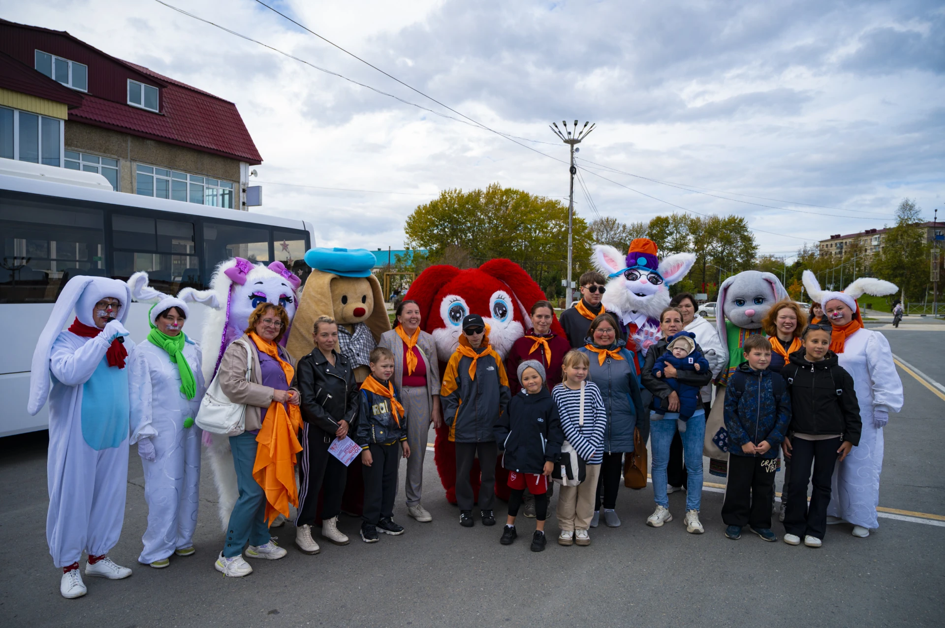 🎉 Счастье там, где много нас! Долинск встретил семью Лужайкиных! 🐰👨👩👧👦