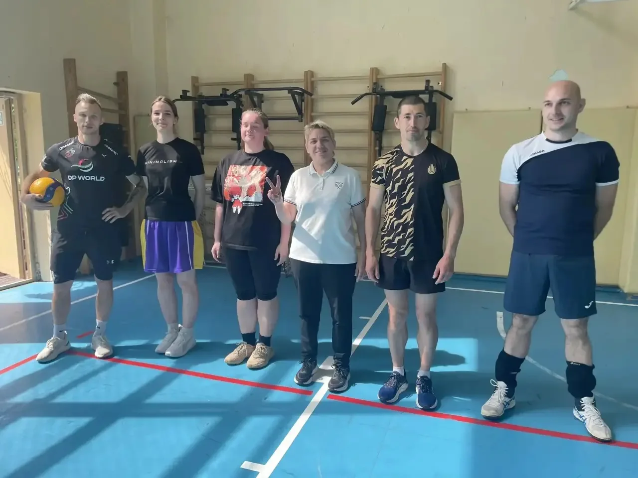 Матч выпускников и учителей состоялся 🏐✅  Вчера, 21 мая, прошла традиционная игра «11 класс против у