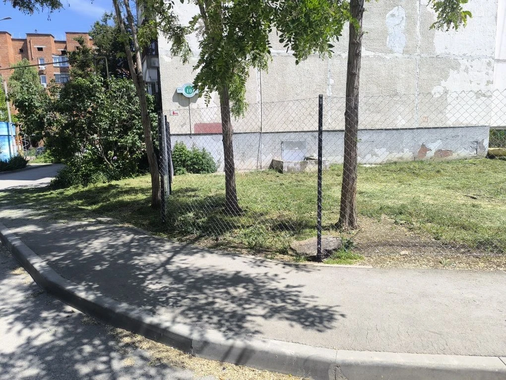 В связи с погодными условиями, сотрудники нашего предприятия приступили к повторному покосу придомов