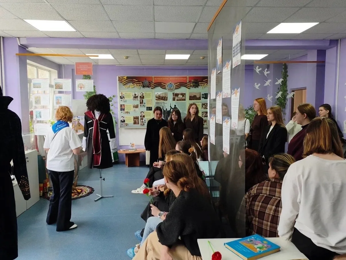 👩🏼‍🏫 Первый шаг в профессию: студенты ТГПУ погрузились в атмосферу школы № 40 г. Томска   Студенты 1