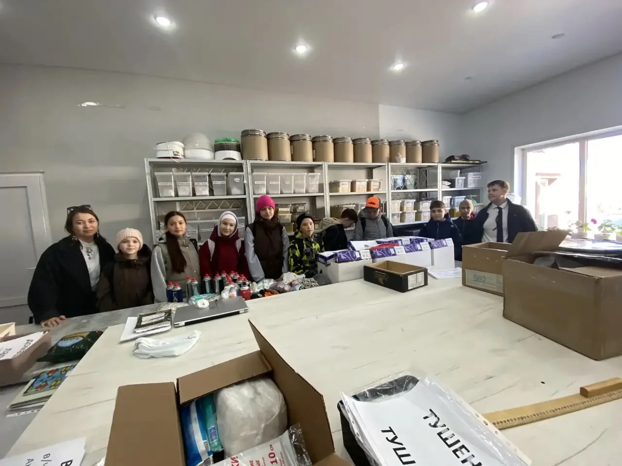 Ученики 5 б класса регулярно собирают гуманитарную помощь солдатам СВО, сегодня они лично отнесли га