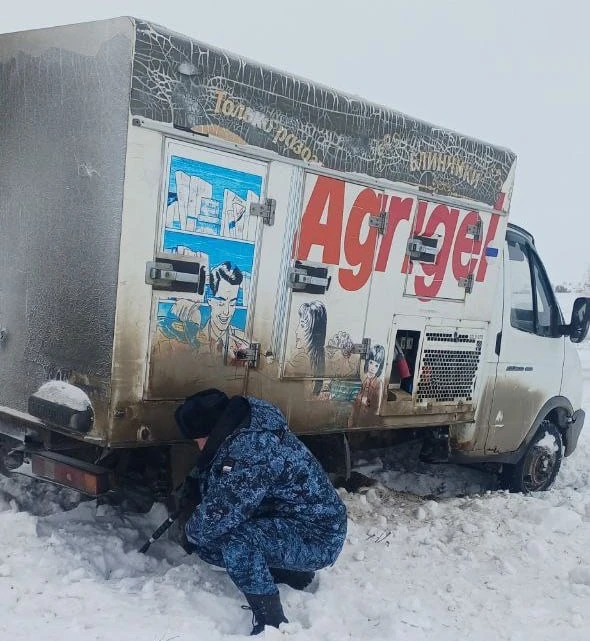 Судебные приставы пришли на помощь водителю, застрявшему в снегу  29 января на дороге вблизи села Се