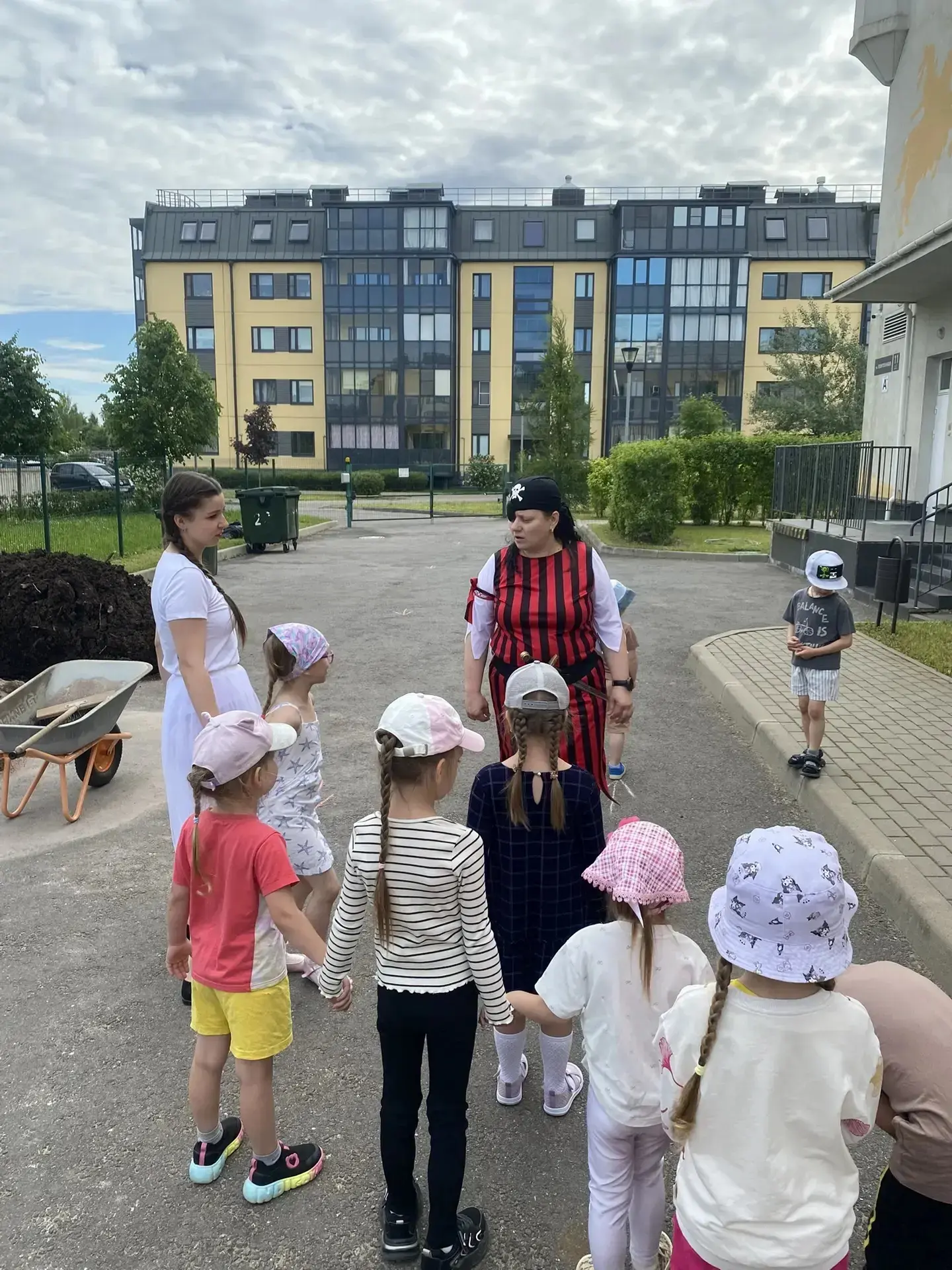 🇷🇺День России отметили в детском саду!
🏴‍☠️Но празднику помешал разбойник и выкрал флаг, но дети,