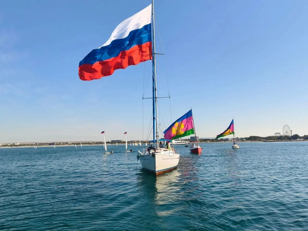 В Анапе прошел парад яхт в честь 89-й годовщины образования Краснодарского края.