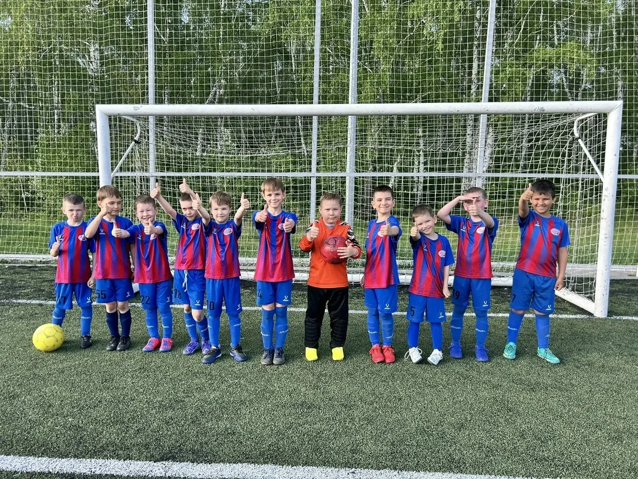 Наши команды продолжают получать важный игровой опыт ⚽️ 
 
Ребята из СШ №2 2018 и 2019 г.р. Тобольск