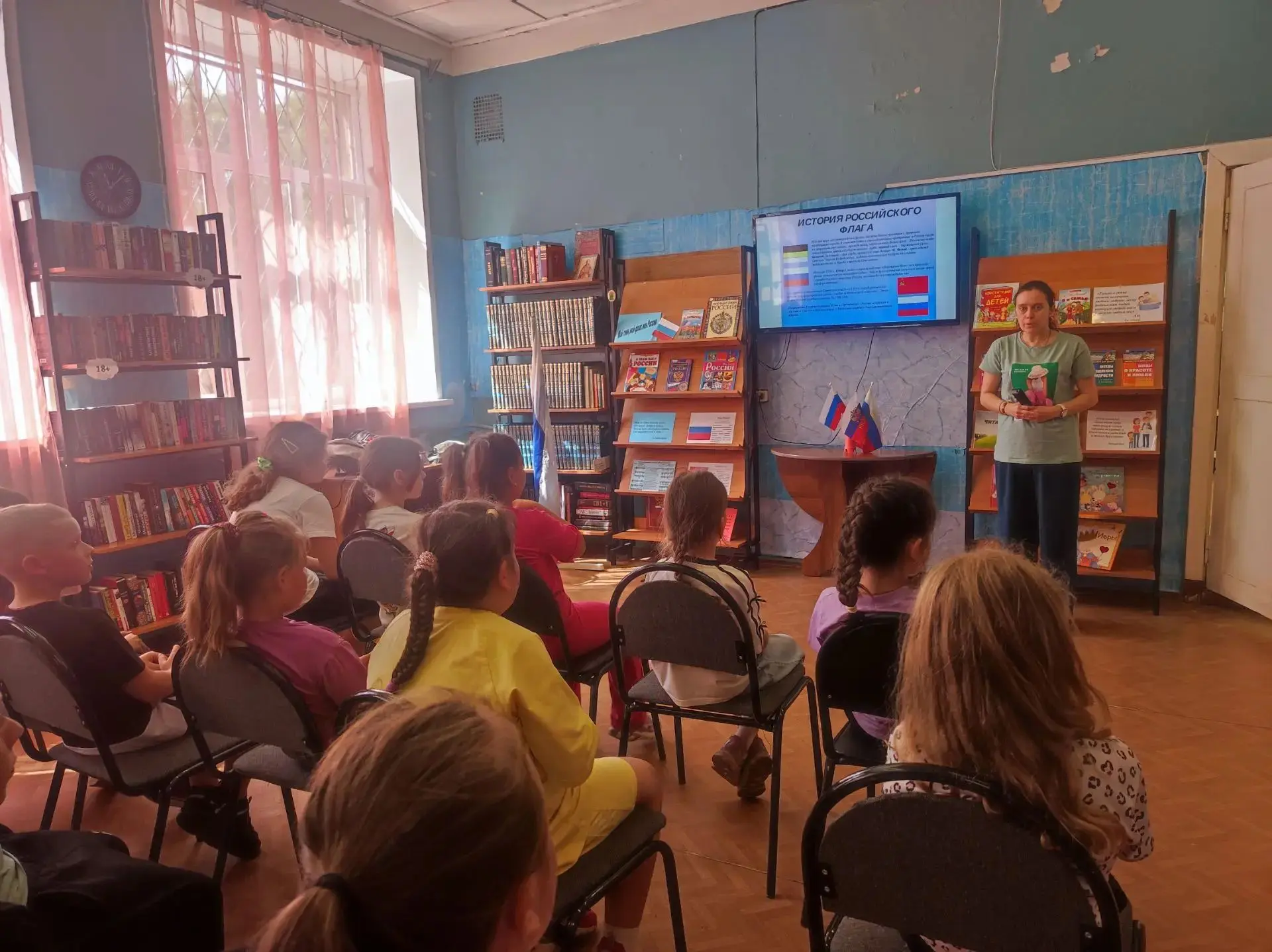 📜 «Символы России» в городской библиотеке! 🇷🇺

Отряд «Детвора» из лагеря «Город талантов» побывал