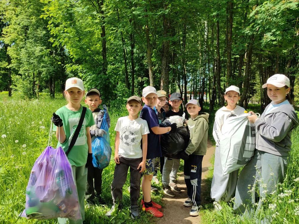 🌍💚 Забота о природе – наше общее дело! Вятская школа отмечает День эколога и проводит...