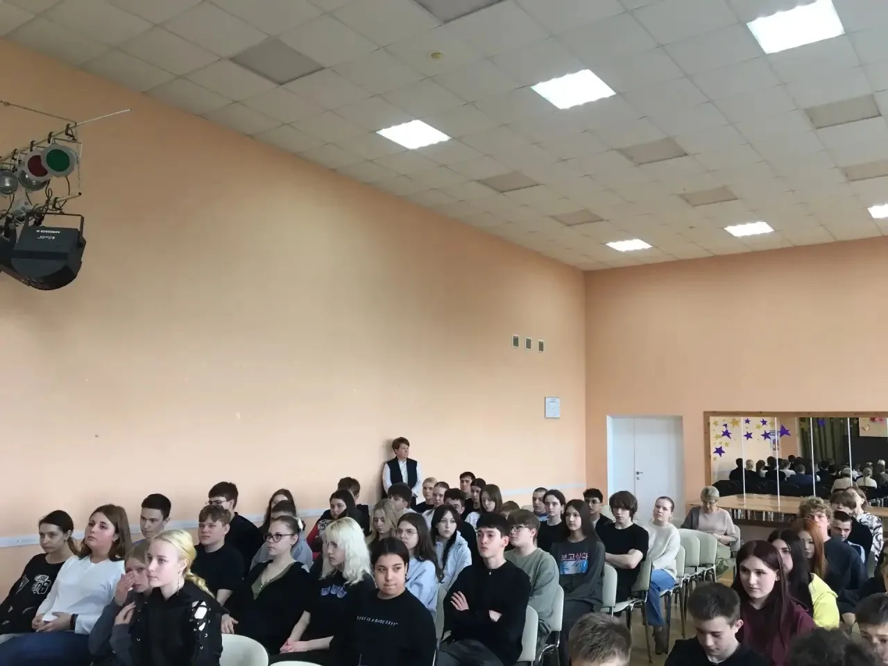 Беседа инспектора ГИБДД с учениками о правилах дорожного движения.  В школе с учениками состоялась в