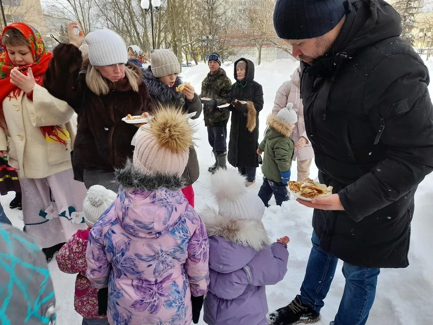 🌼Пусть румяными блинами счастье в дом ваш постучит!   В морозный февральский день на площадке возле 
