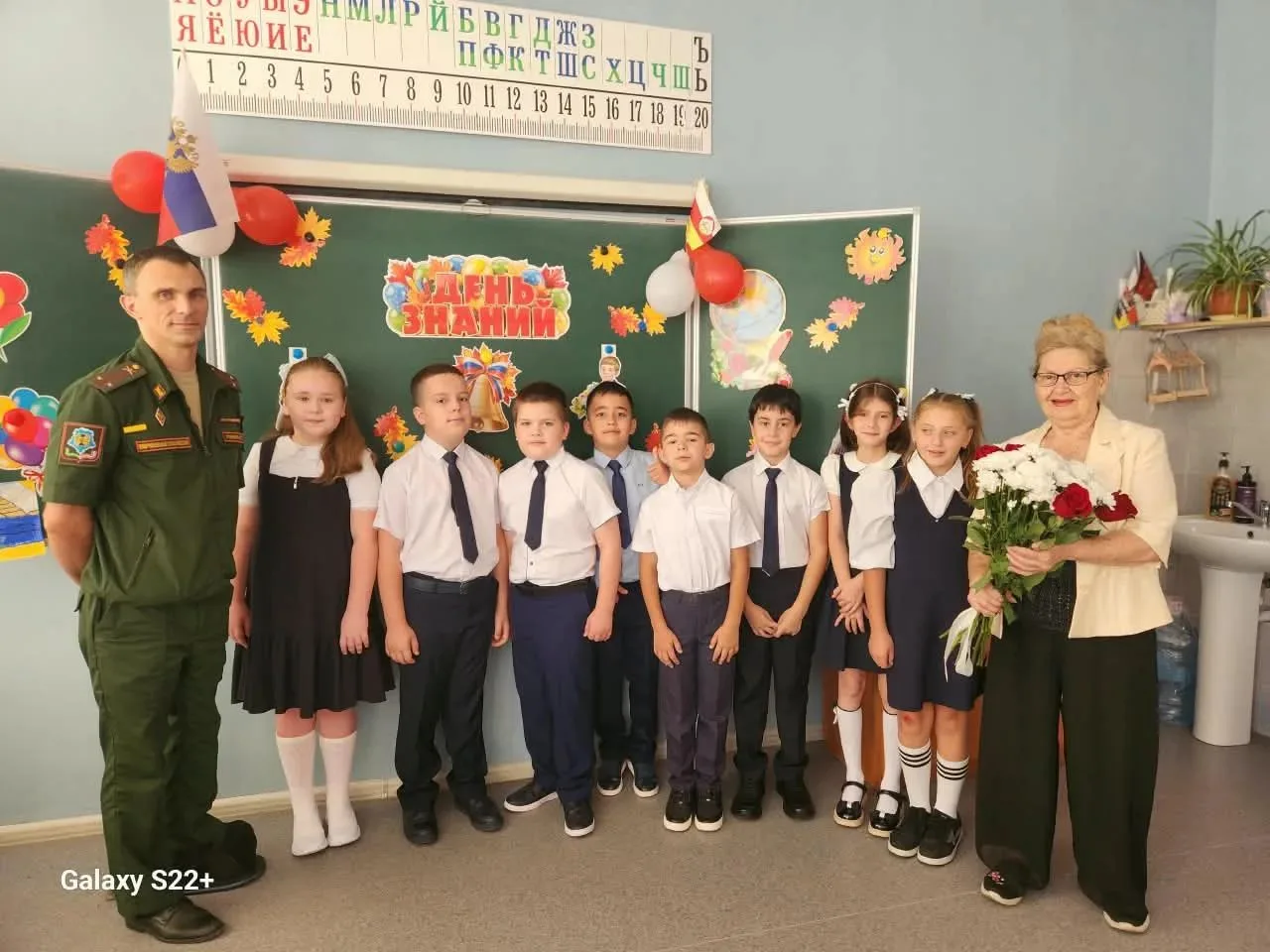 Ученики 3а класса встретились с участником СВО, Роенко К. С.,папой нашего ученика. Он п...