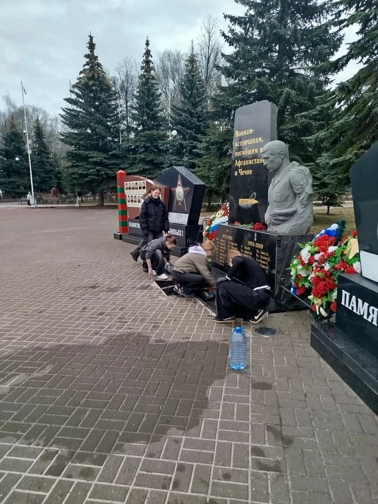 🇷🇺 Акция "ВЕРНИ ГЕРОЮ ИМЯ" 🇷🇺    Участники  юнармейского отряда нашей школы и обучающие  8В класса в