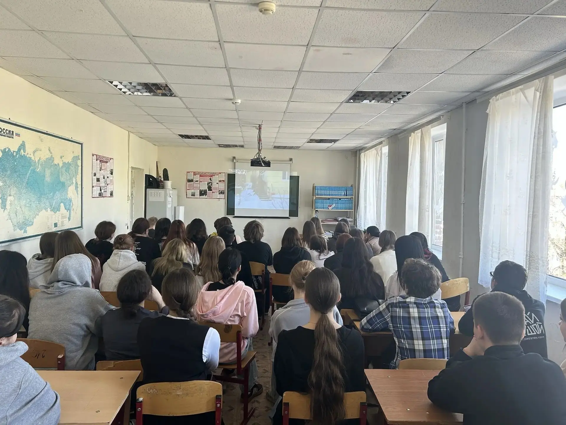 Студенты колледжа посмотрели социальный ролик о последствиях противоправного поведения