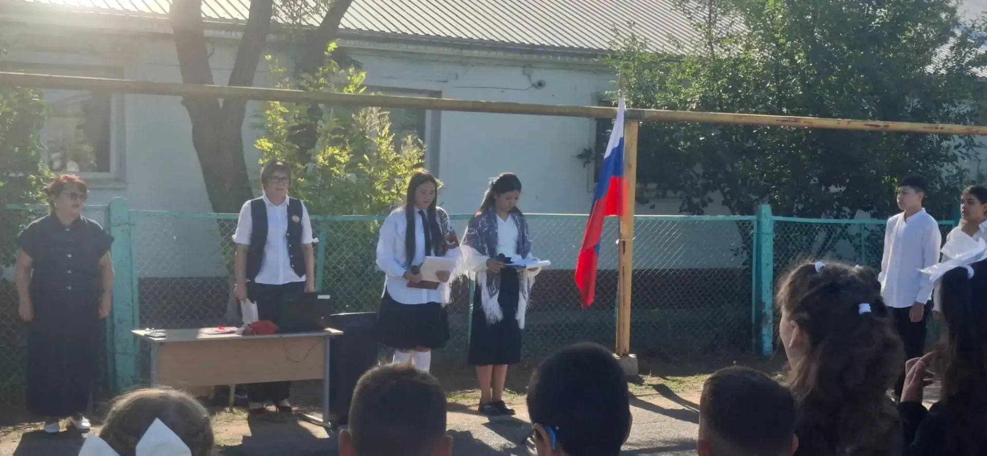 С Днем знаний!💐 В нашей школе прозвенел первый звонок! Сегодня особенный день — школа ...