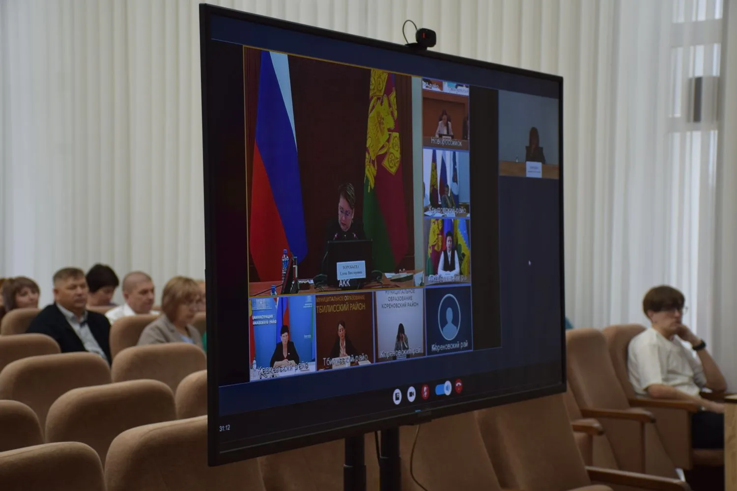 Безопасность - в центре внимания  Внеочередное заседание краевой комиссии по делам несовершеннолетни