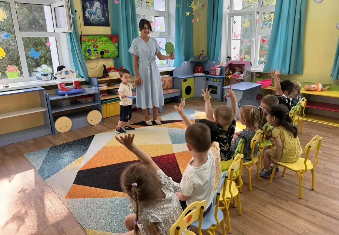 Сегодня ребята группы Ивушка ,в день искусства и живописи играли в дидактическую игру  «Найди свой д