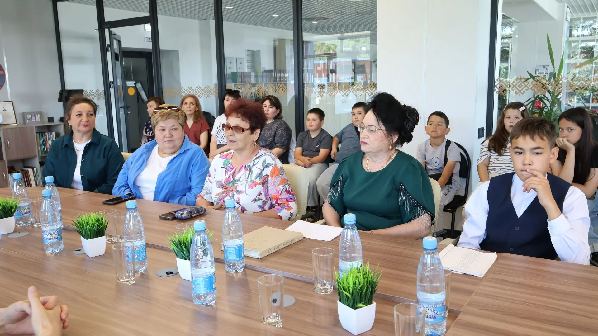 📚📚📚 8 июня, в День эпоса «Урал-батыр», в библиотеке прошёл круглый стол «Живая нить ...