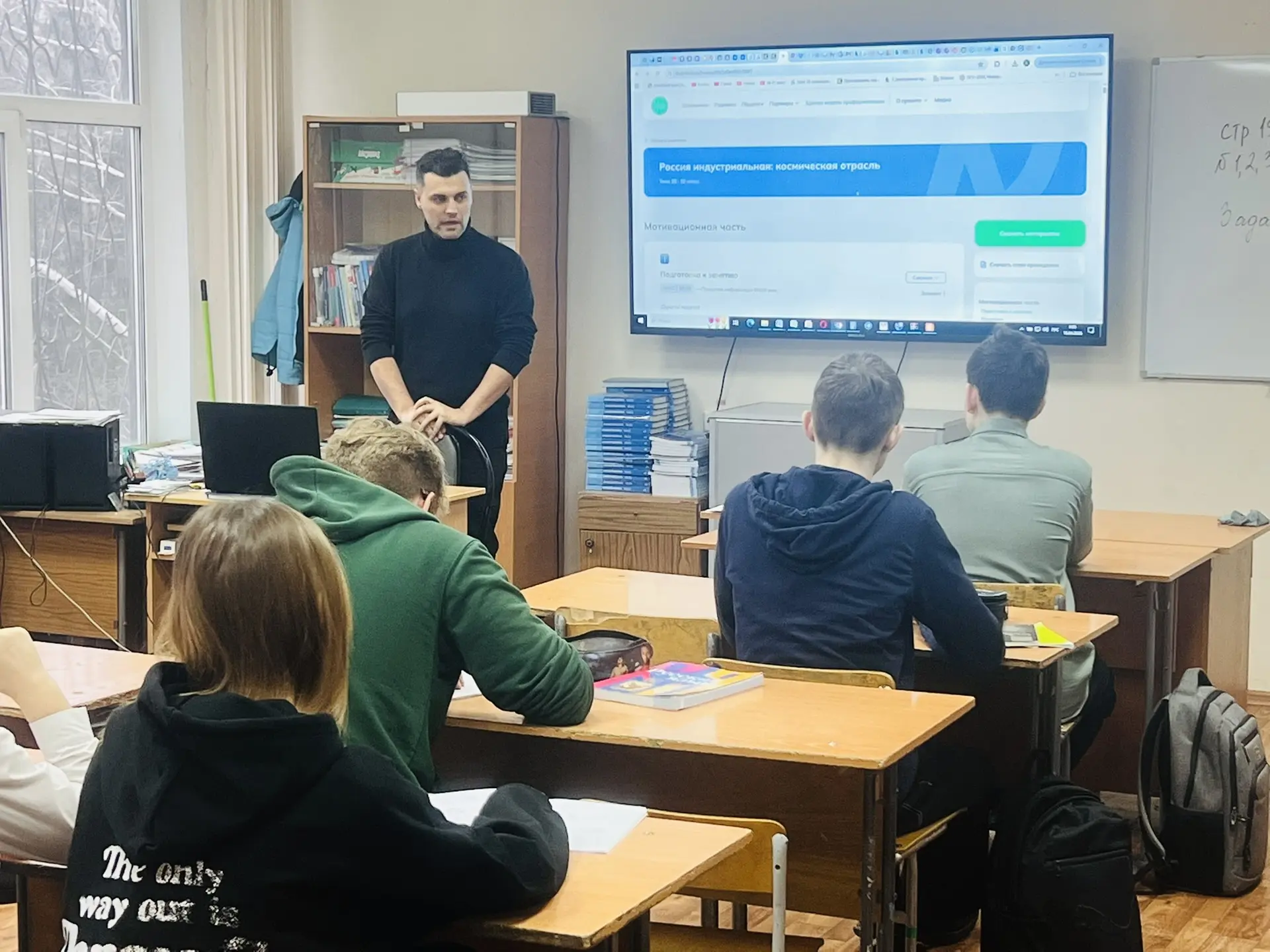 🔥 Как нейросети меняют будущее профессий? Сегодня в 10 Д классе прошёл необычный урок профориентации