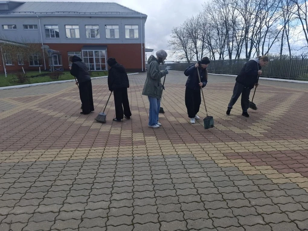 В нашей школе прошёл  субботник по уборке пришкольной территории, в котором приняли уча...