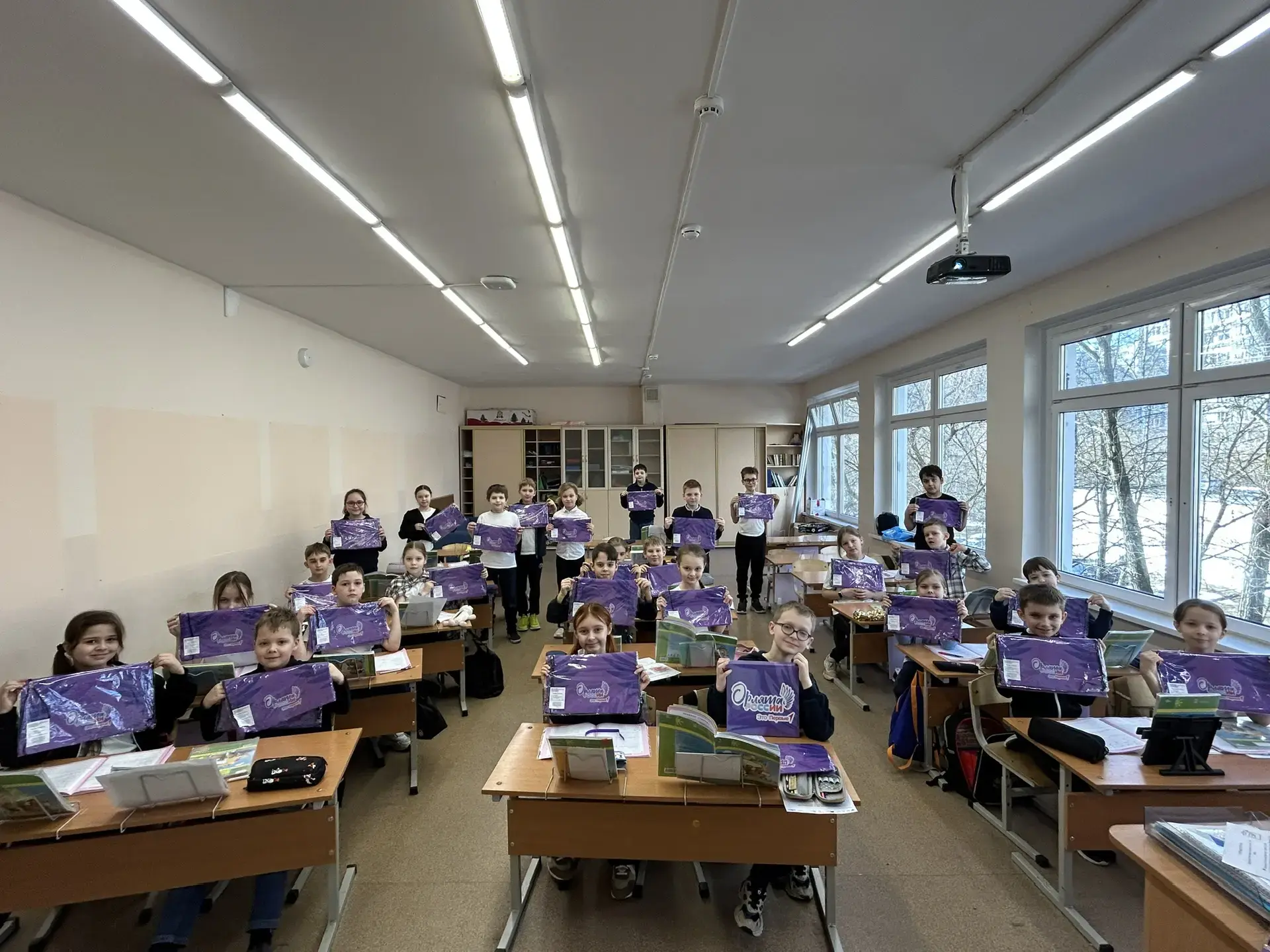 🎒 «Орлята России» получили подарки за свои достижения!  🦅✨Наши юные «Орлята» дождались награду! Суве