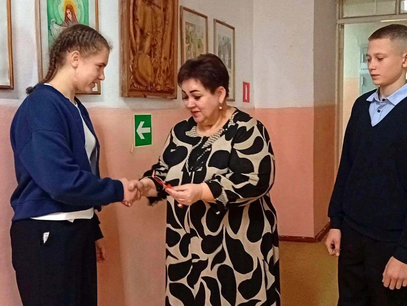 Учащиеся школы №1 поздравили с Днём учителя педагогов и вручили бумажных пеликанов – си...