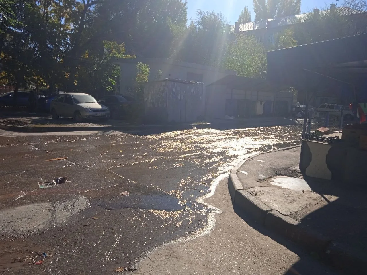 💦 На Сапёрной второй день из люка хлещет вода