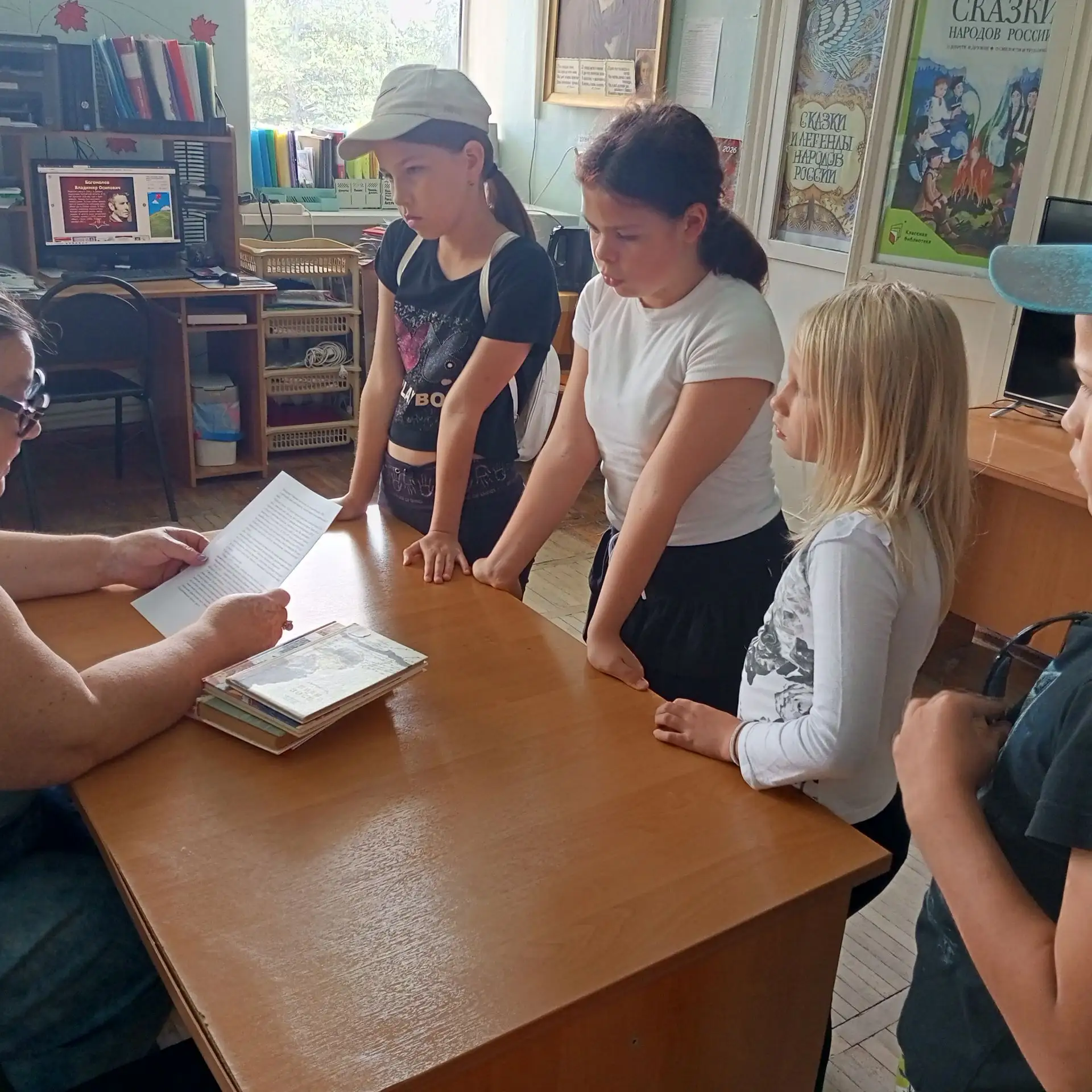 В рамках программы пришкольной дневной площадки наши дети посетили сельскую библиотеку....