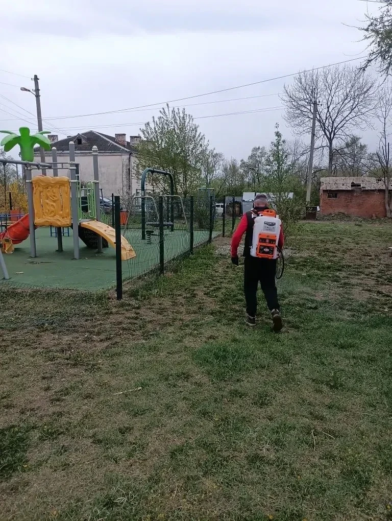 В Хасанском округе проводится акарицидная обработка общественных мест, парков, скверов, мест массово