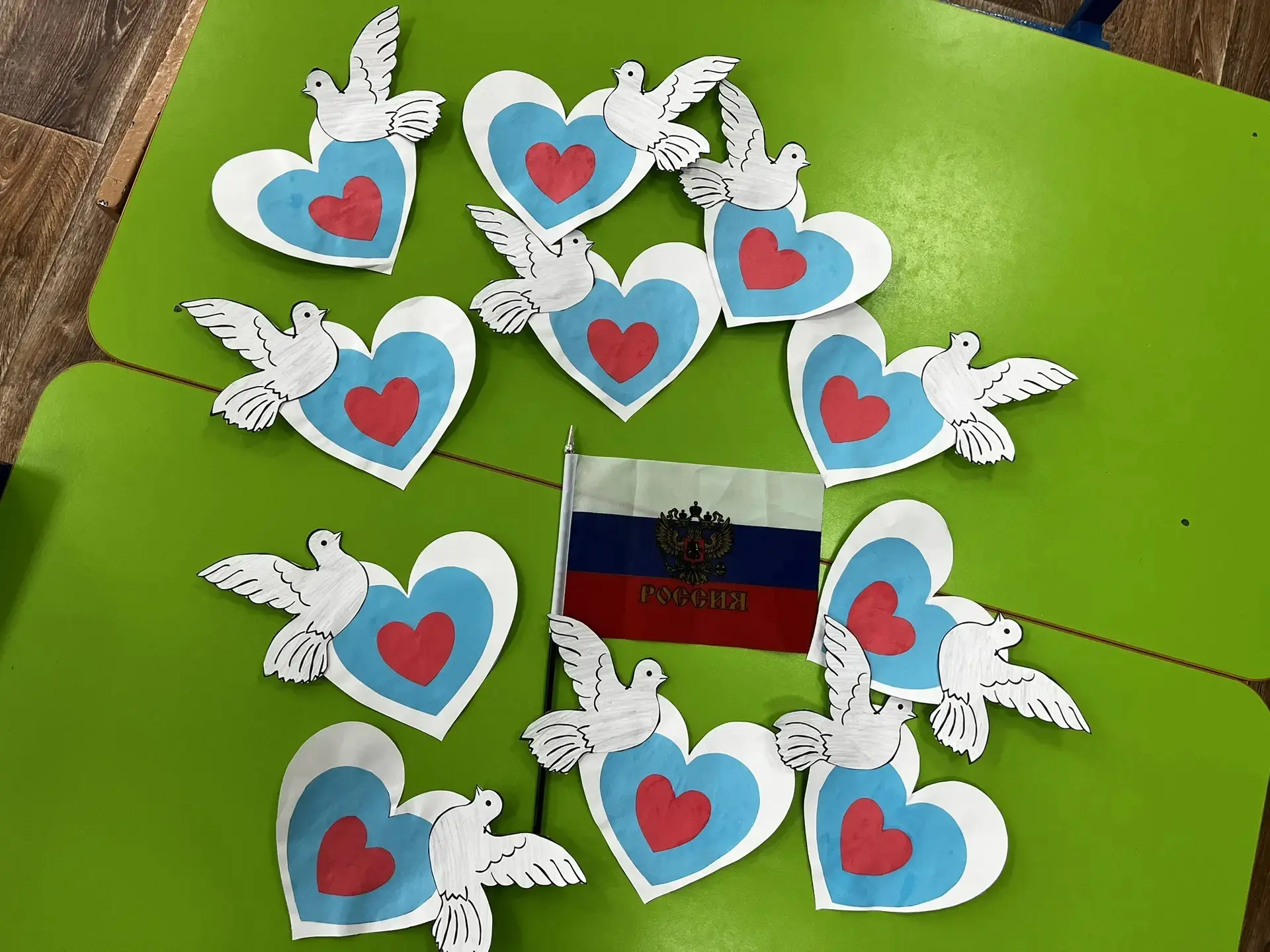 📢♥️Маленькие сердца для большой страны!

🔔В младшей группе "Колокольчики" сегодня царила торжестве