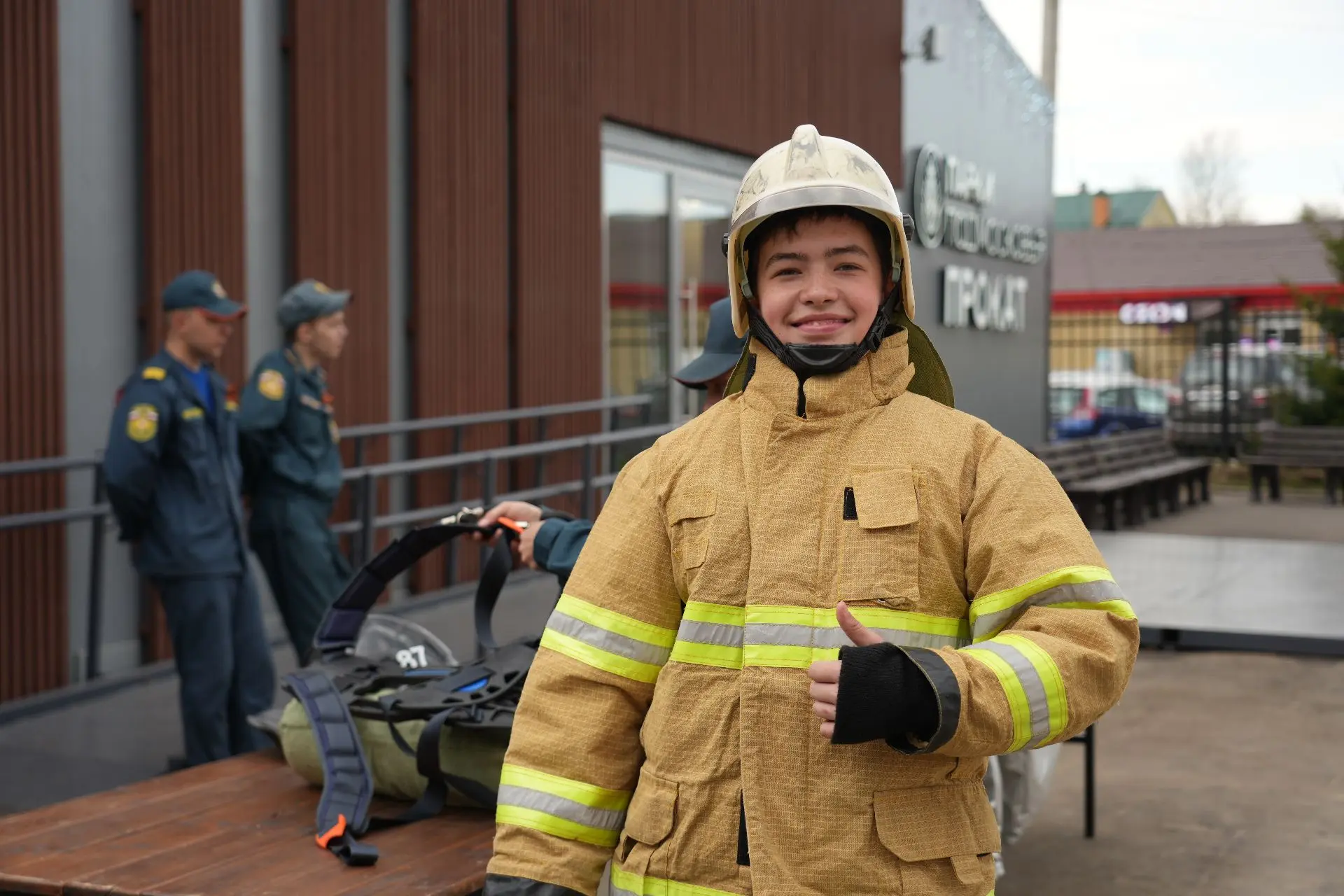 🚒 Красные машины, пенная атака и деблокировка - огнеборцы и спасатели устроили шоу для жителей Серги
