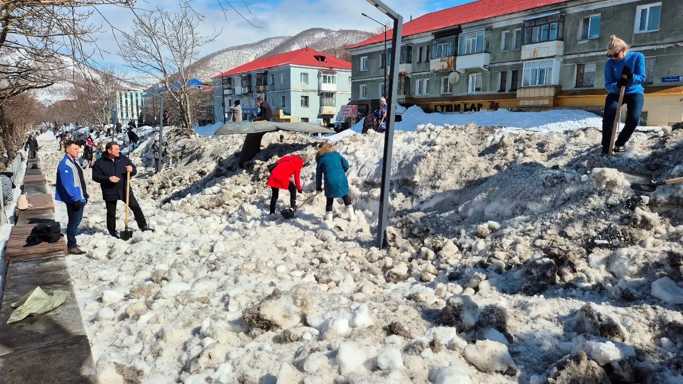Сегодня в Петропавловске-Камчатском прошел очередной субботник. Основные работы по уборке сосредоточ