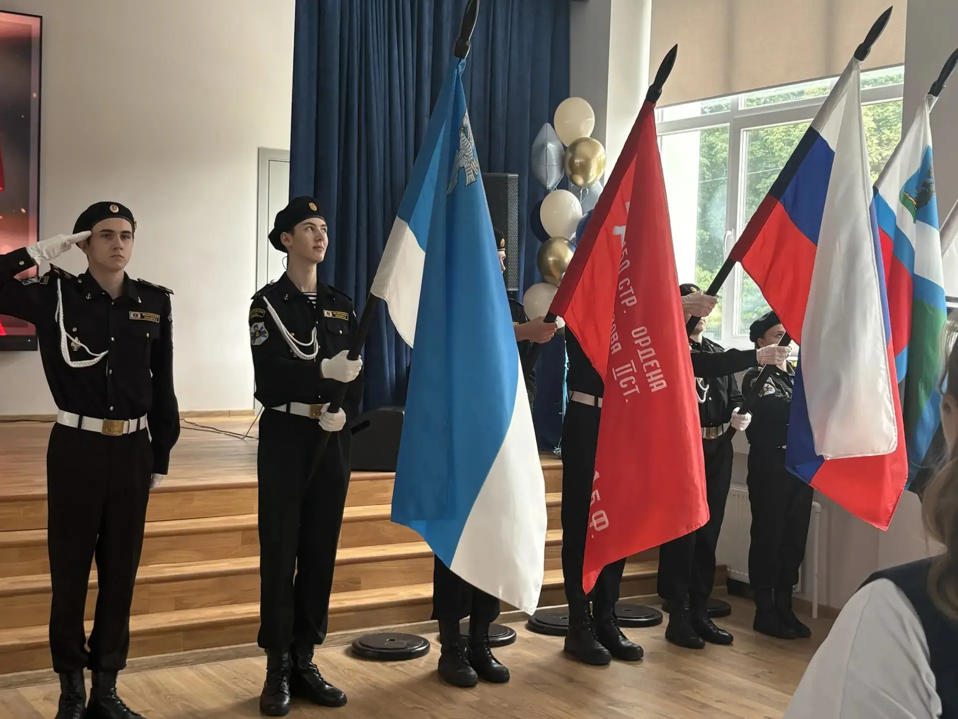 Для учащихся 1-8 и 10 классов сегодня тоже прошла торжественная линейка, посвящённая празднику После