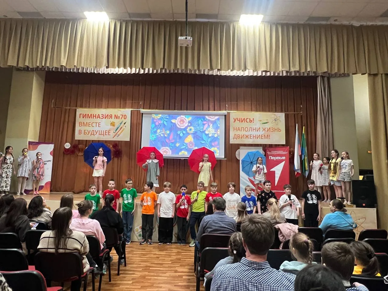 🌸 Весна пришла в нашу школу!  🏫 Сегодня в стенах нашей школы царила особая атмосфера тепла и нежност