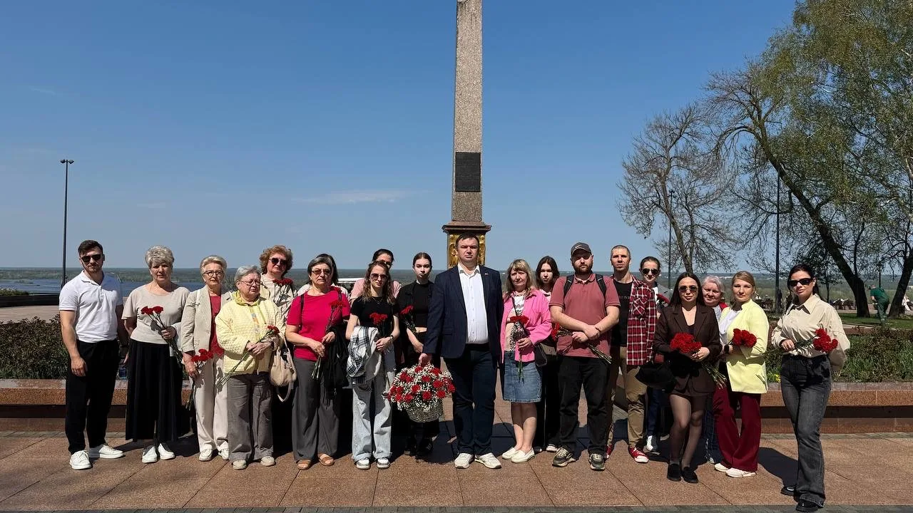 Сотрудники АО «Нижегородпассажиравтотранс» возложили цветы к Вечному огню и почтили пам...