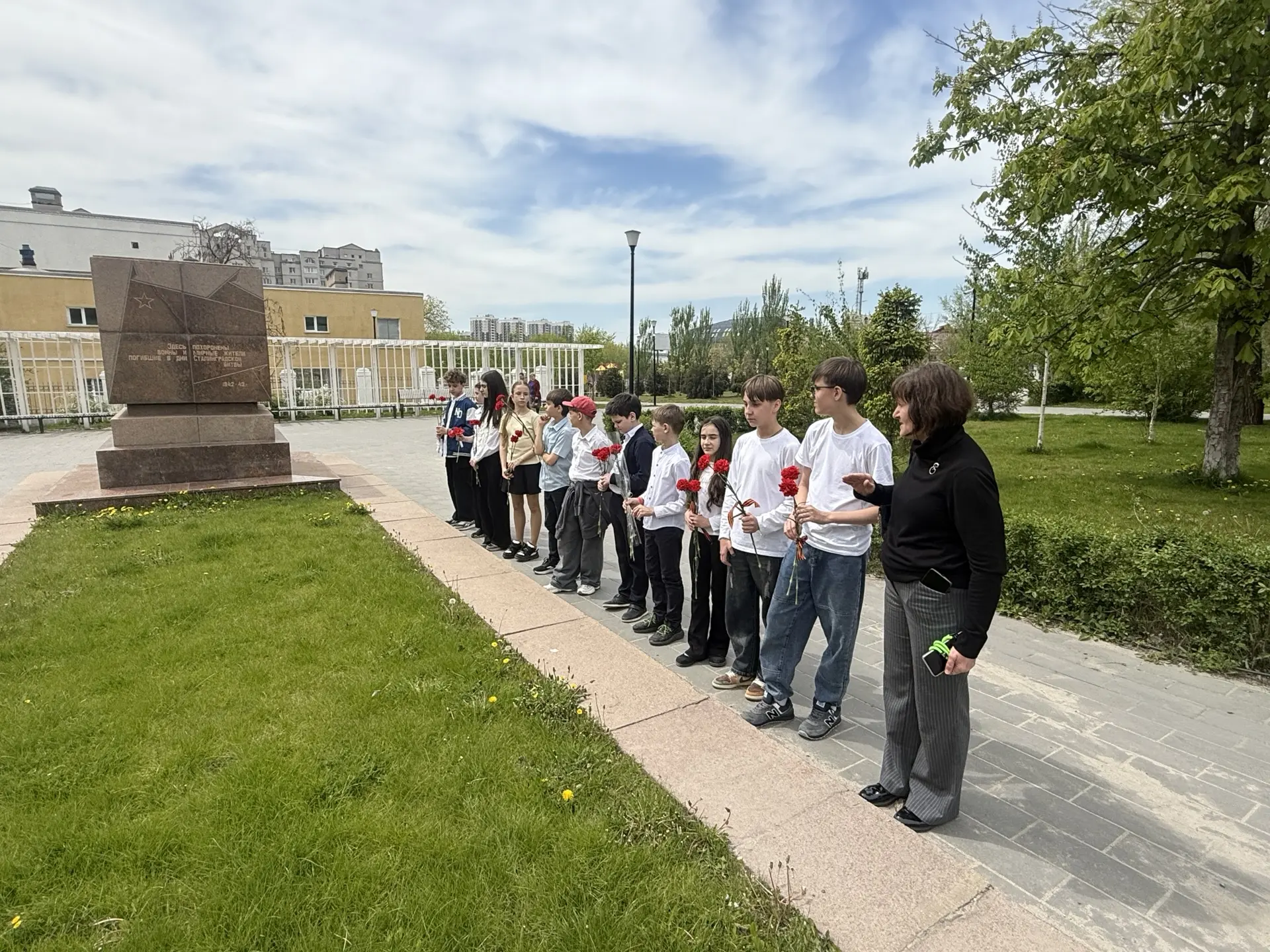 ✨Учащиеся 6 «В» класса МОУ Гимназия №1 присоединились к всероссийской акции «Цветы на граните». Ребя